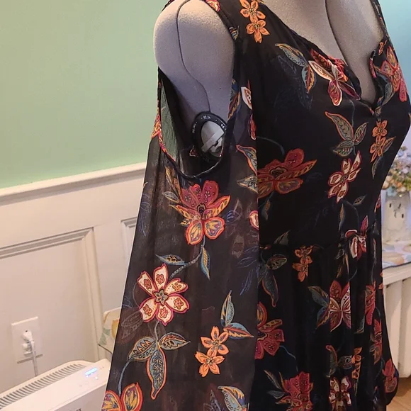 HOLLISTER MEDIUM FLORAL BLACK FALL MINI DRESS - Picture 2 of 5
